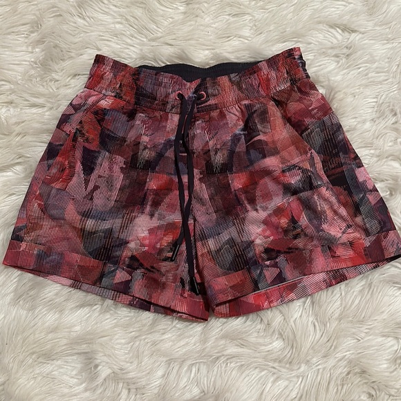 Lululemon Spring Break Away Short - Size 2 - Picture 1 of 4